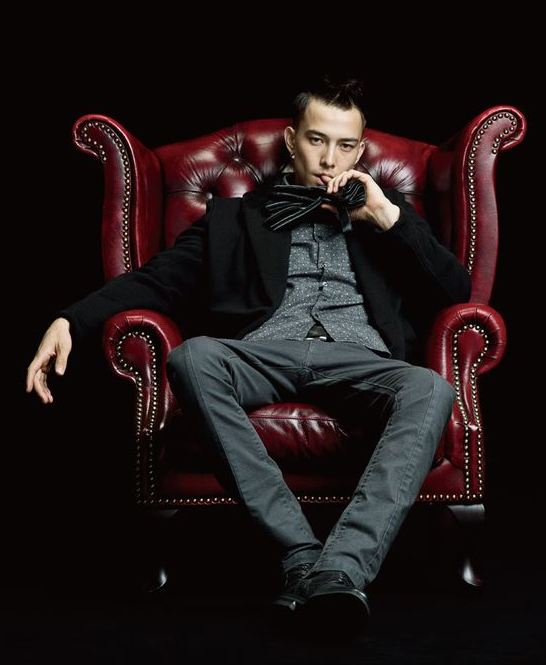 Sen Mitsuji und der Chesterfield-Ohrensessel